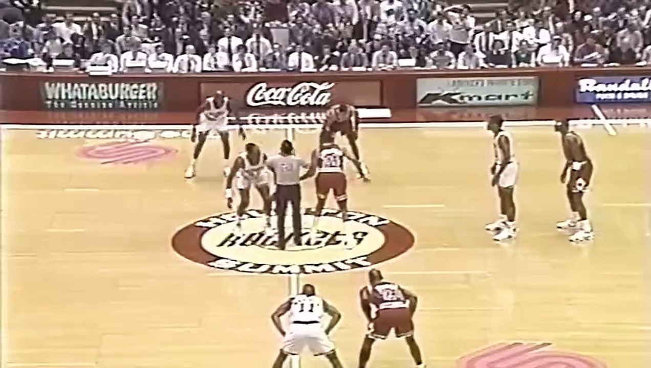 Michael Jordan vs Hakeem Olajuwon | #NBA Higlihts 30-1-1992, Chicago ...