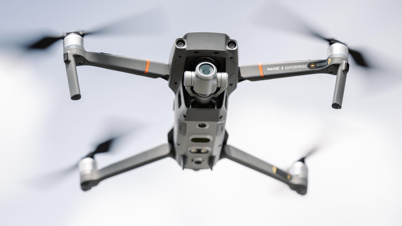 Peut-on abattre un drone qui passe au-dessus de notre jardin ? On fait le point sur la réglementation
