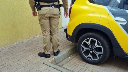 Com facão na mão, idoso ameaça familiares e joga veículo contra policiais
