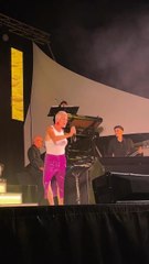 #evasion #estivale et #musicale ! La #chanteuse #francaise #lio #enflamme la #scène  de l’hôtel de ville de #ales avec son #legendaire #tube des #annees80 #bananasplit #travaillerautrement