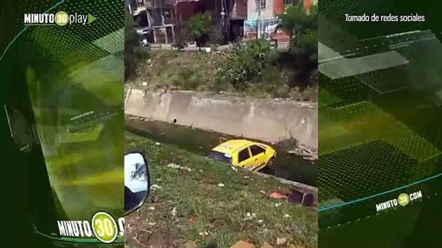 Fuerte caída de un taxi a un canal de aguas residual tras evadir ladrones en Cali