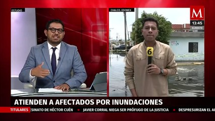 Con cubetas, habitantes de Chalco intentan sacar el agua de sus casas