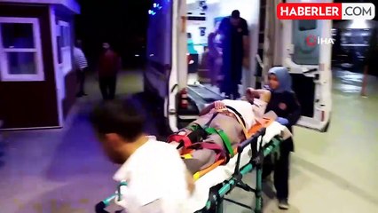 Devrilen traktörün sürücüsünü kabin korudu