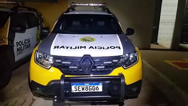 Com a boca na botija! Homem que estaria furtando fios é contido por moradores até a chegada da PM