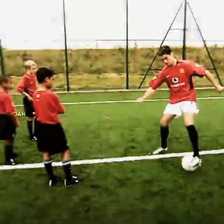 Young Ronaldo Teaching Baby Lingard Skills 