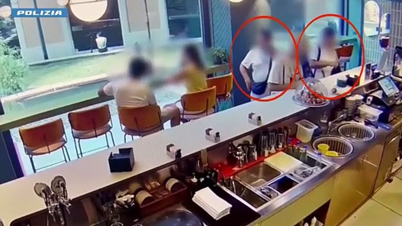 Milano, furti ai clienti nei bar: ecco come agiva la coppia di ladri per sfilare borse e carte di credito