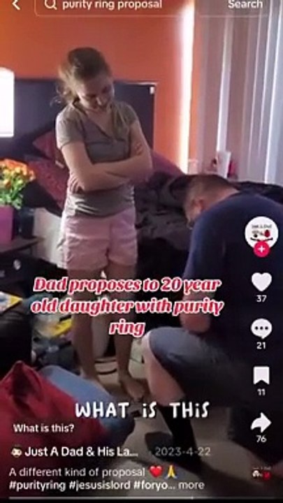 Un père se met à genoux et demande sa fille de 20 ans en mariage (vidéo)