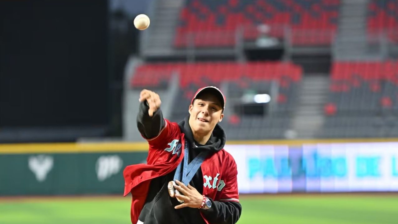 Osmar Olvera, medallista olímpico en los Juegos de París, lanza la primera bola del juego 2 de la Serie entre Leones de Yucatán y Diablos Rojos