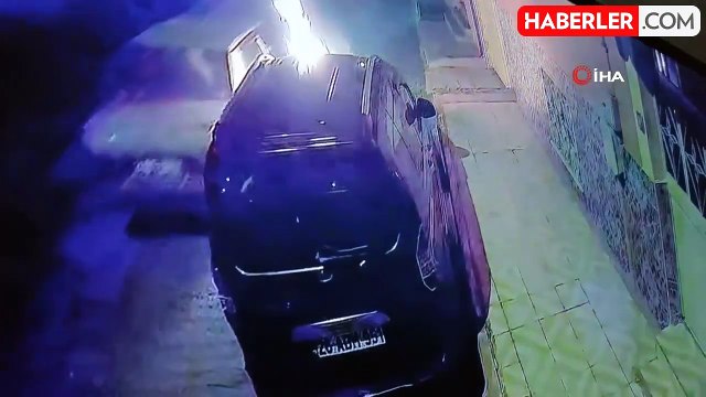 Park halindeki aracı benzin dökerek ateşe verdiler... O anlar kamerada