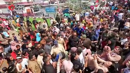 Prabowo Sambangi Rumah Apung Muara  Angke, Coba Lapangan Futsal Dan Beri Mainan Anak