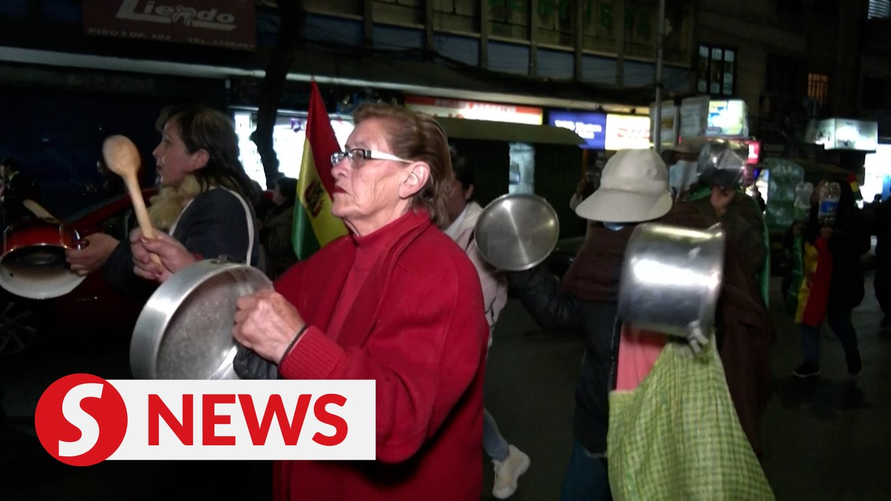 Bolivians bang pots and pans to protest against rising food prices and fuel shortage
