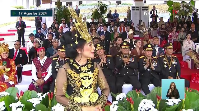 Jokowi Turun Mimbar Berikan Hadiah ke Pemenang Baju Adat Terbaik di HUT ke-79 RI IKN