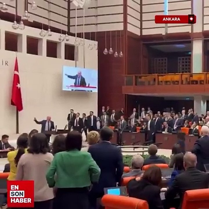 Turquie: Regardez les images de la violente bagarre qui a éclaté au parlement lors d’une session parlementaire  - Au moins deux députés ont été blessés - VIDEO