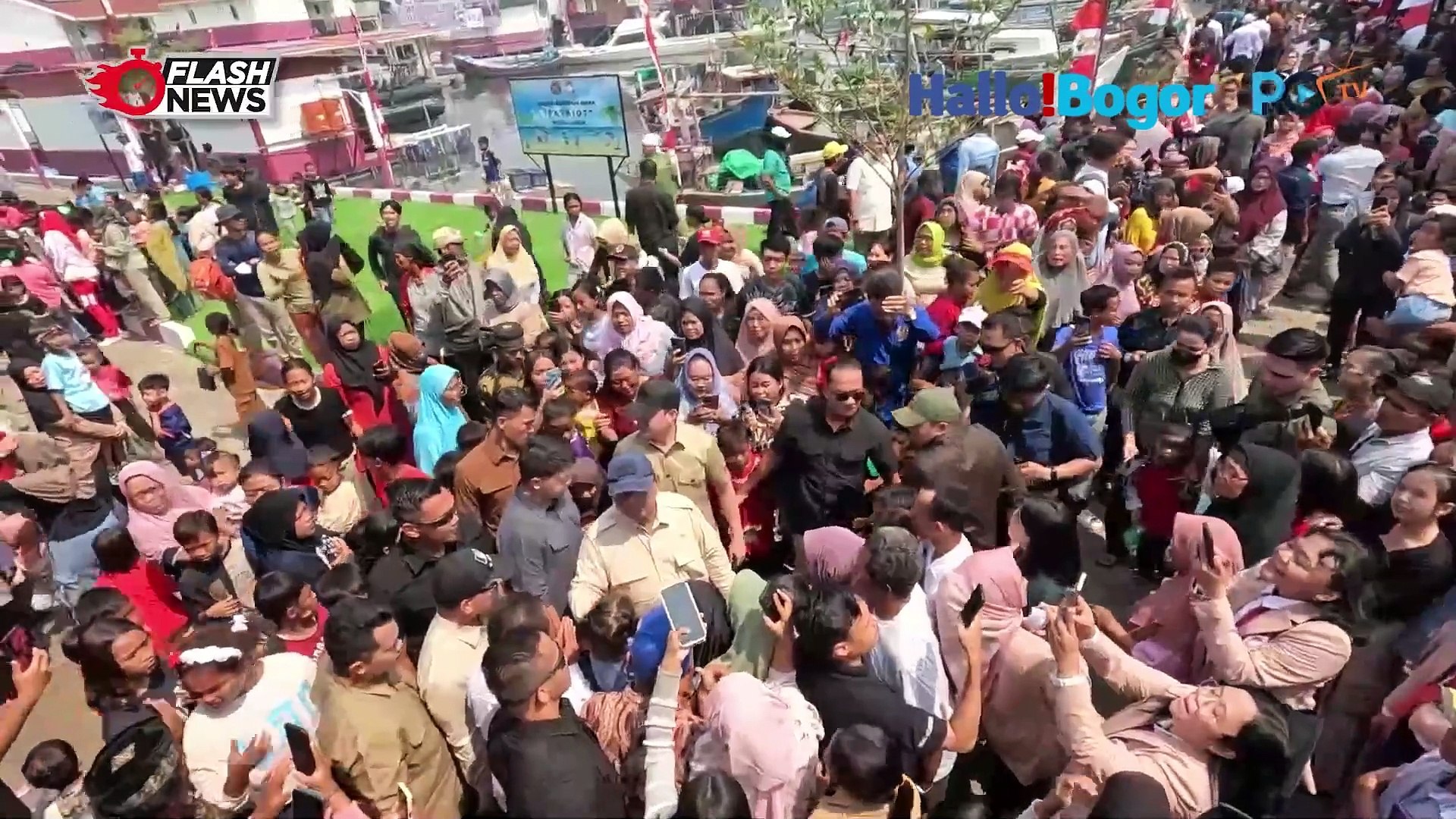 Prabowo Sambangi Rumah Apung Muara Angke, Gembirakan Anak-Anak dengan Mainan