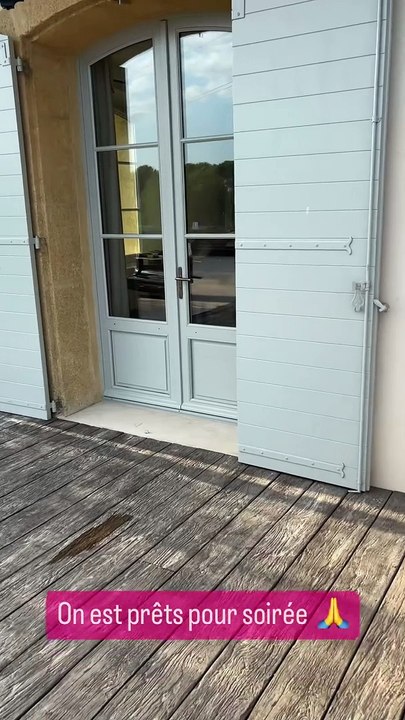 "Et voilà c'est qui qui a passé son après-midi à faire tomber tout ce qui devait tomber avec sa cousine c'est tout clean" confie-t-elle en story Instagram.Karine le Marchand, Instagram