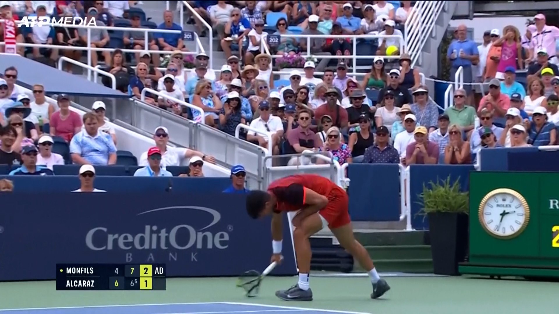 El monumental cabreo de Alcaraz: destroza su raqueta tras perder