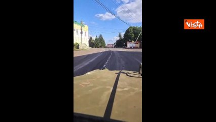 A bordo di un mezzo militare ucraino per le strade deserte di Kursk