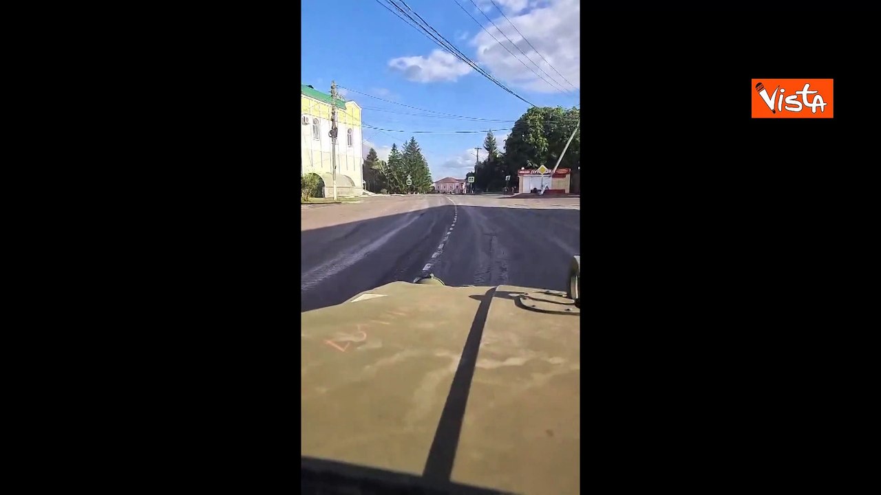 A bordo di un mezzo militare ucraino per le strade deserte di Kursk
