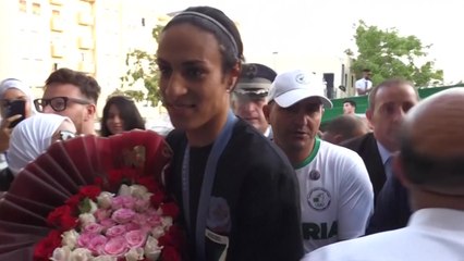 '성별 논란' 알제리 복싱선수 이마네 칼리프 금의환향 / YTN