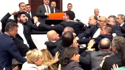 Sangre en el suelo en el Parlamento turco tras una multitudinaria pelea