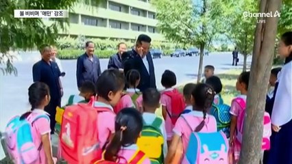 야윈 수재민 학생과 찰칵…김정은, 연일 애민 행보