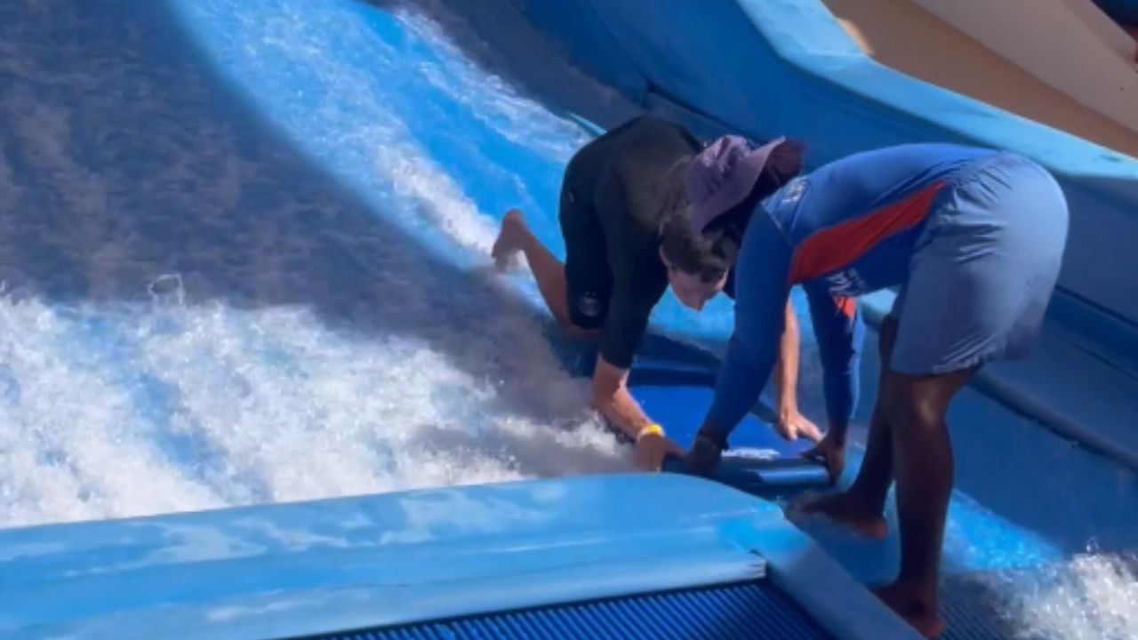 Boy's first-time bodyboarding adventure fails as he is unable to maintain balance