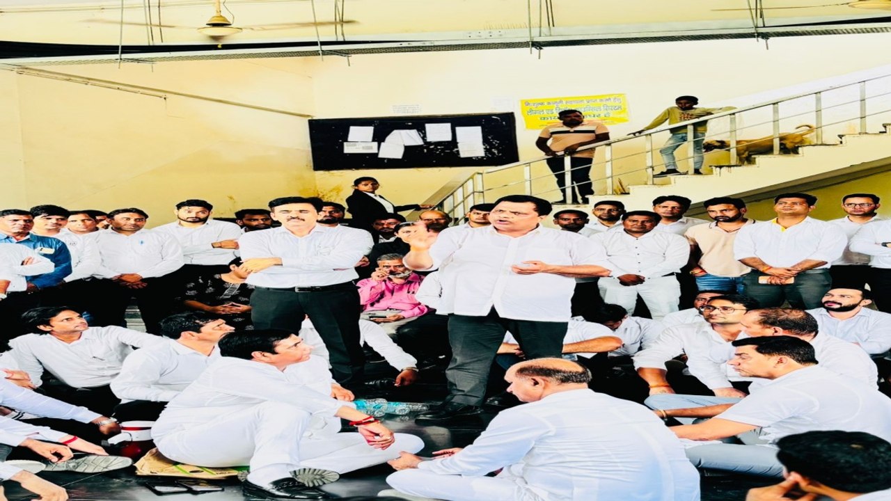 ग्रेटर नोएडा में चैम्बर आवंटन में फर्जीवाड़े का आरोप लगाकर हड़ताल पर वकील, कहा आवंटन निरस्त न होने तक जारी रहेगा आंदोलन