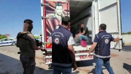 Üzerinde şehitlerin fotoğrafları bulunan kamyonetten 67 kaçak göçmen çıktı