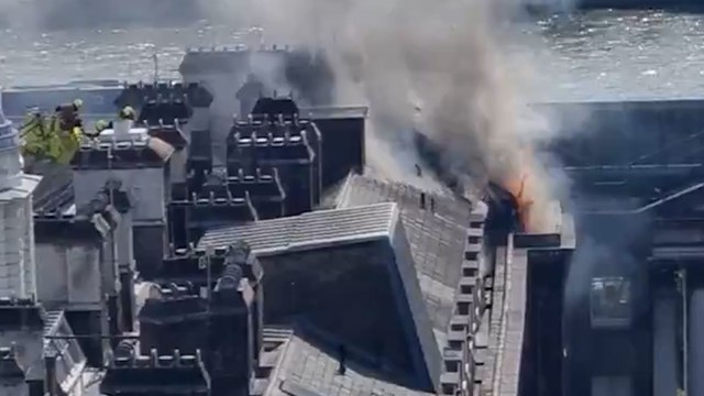 Londres : un incendie sur le toit de la Somerset House, une centaine de pompiers déployés