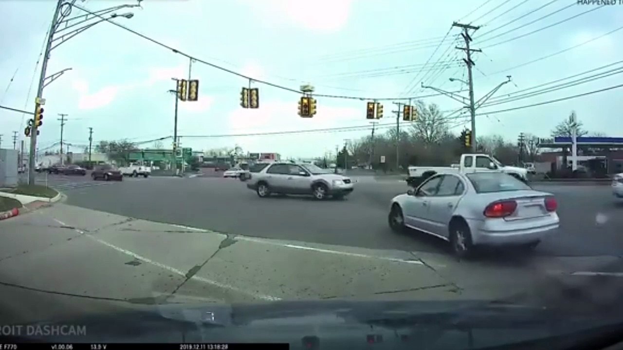 C'est ce qui arrive lorsqu'on s'arrête au milieu d'une intersection...