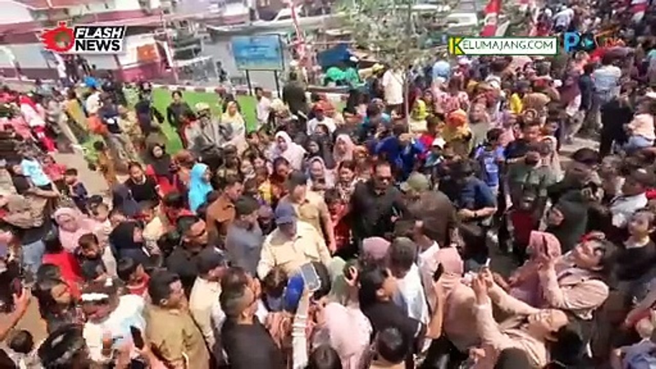 Prabowo Sambangi Rumah Apung Muara Angke, Coba Lapangan Futsal dan Beri Mainan Anak