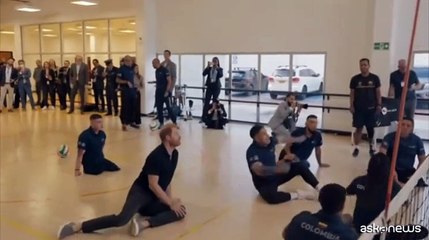 Colombia, Harry e Meghan visitano una scuola e un centro per veterani