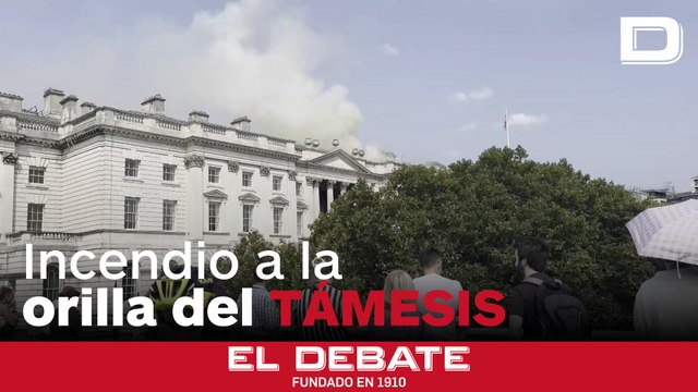 Al menos 70 bomberos intentan sofocar el incendio de un emblemático edificio de Londres