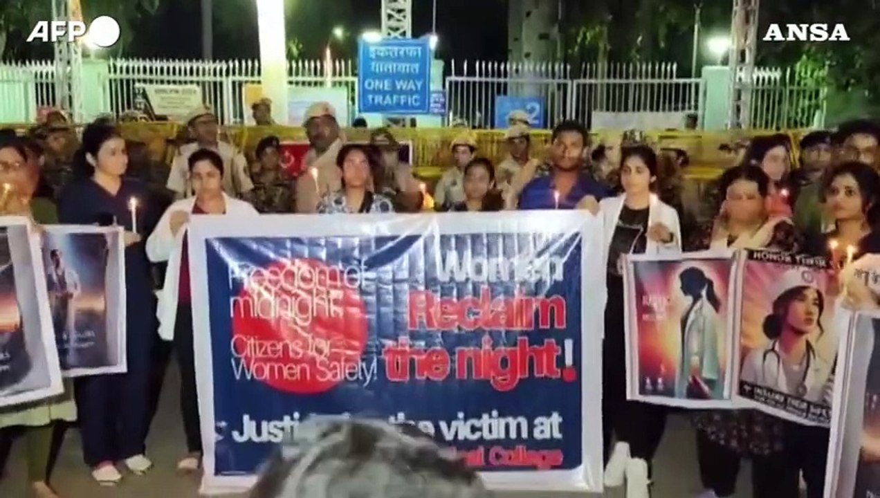 India,in migliaia in  piazza a Kolkata per chiedere sicurezza dopo l'uccisione di una dottoressa