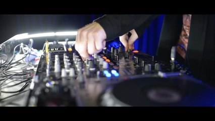 Hands up high, let's touch the sky ! Party Song !