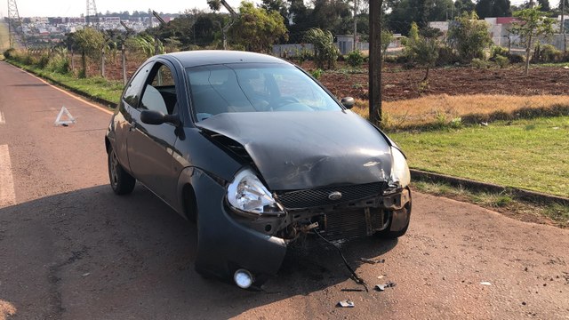 Batida entre carros é registrada na Av. das Torres no Parque Verde em Cascavel