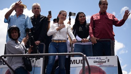 La líder opositora Corina Machado sale de la clandestinidad para unirse a la marcha
