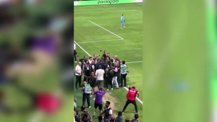 Fenerbahçe Başkanı Ali Koç'a İzmir'de saldırı! Yere düştü, taraftar sahaya girdi