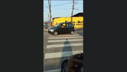 Acidente deixa motociclista morto embaixo de caminhão em cruzamento de São Vicente