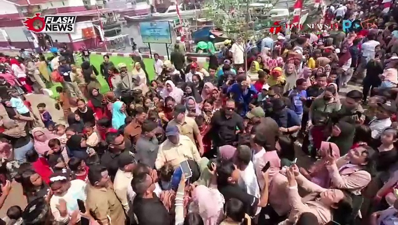 PRABOWO SAMBANGI RUMAH APUNG MUARA ANGKE, COBA LAPANGAN FUTSAL DAN BERI MAINAN ANAK