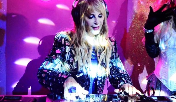 Shanik Berman debuta como DJ en antro de la CDMX a sus 65 años de edad y tras su corto paso por La Casa de los Famosos