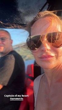 Υβόννη Μπόσνιακ: Ο Αντώνης Ρέμος είναι ο «καπετάνιος της καρδιάς της» - Βόλτα για δύο με φουσκωτό!