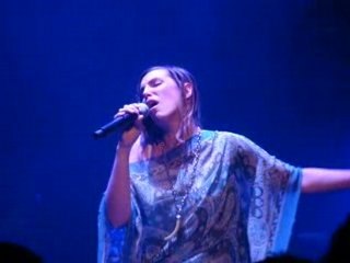 Laure Milan "Dans mon dos" Live a Nanterre