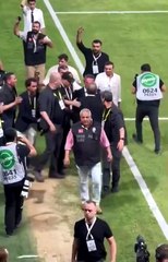 Fenerbahçe Başkanı Ali Koç’a madde yağdığı ve yere düştüğü anlar…