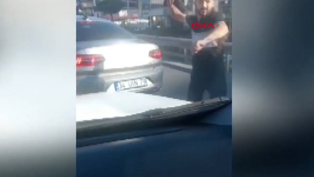 Maltepe D-100' de otomobilin önünü kesip camını kırdılar