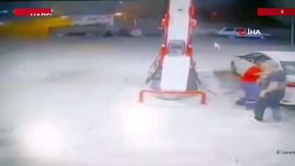 Kontrolden çıkan otomobilin benzin istasyonuna daldığı anlar kamerada