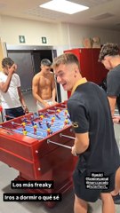 Los jugadores del Barça se ponen a jugar al futbolín a las 3 am de la mañana