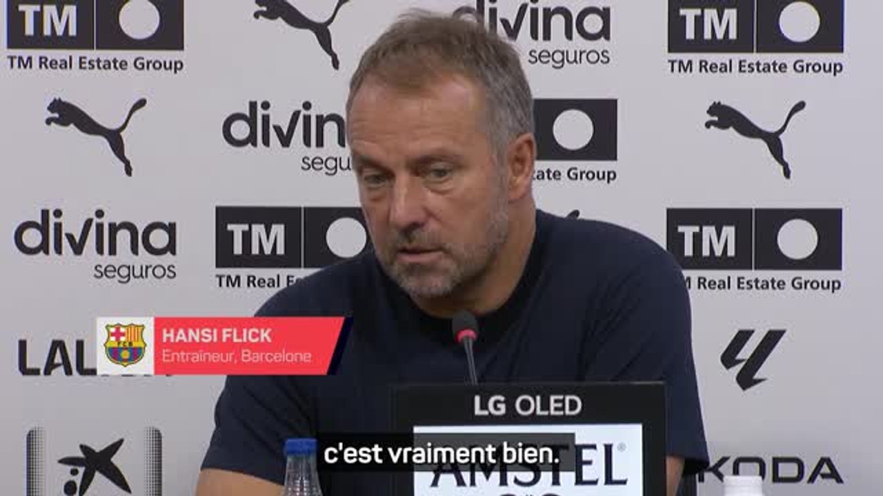 Barcelone - Flick félicite les joueurs de La Masia après le succès contre Valence