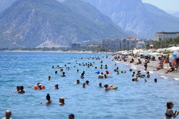 Antalya’da sıcak havadan bunalanlar sahillere akın etti!