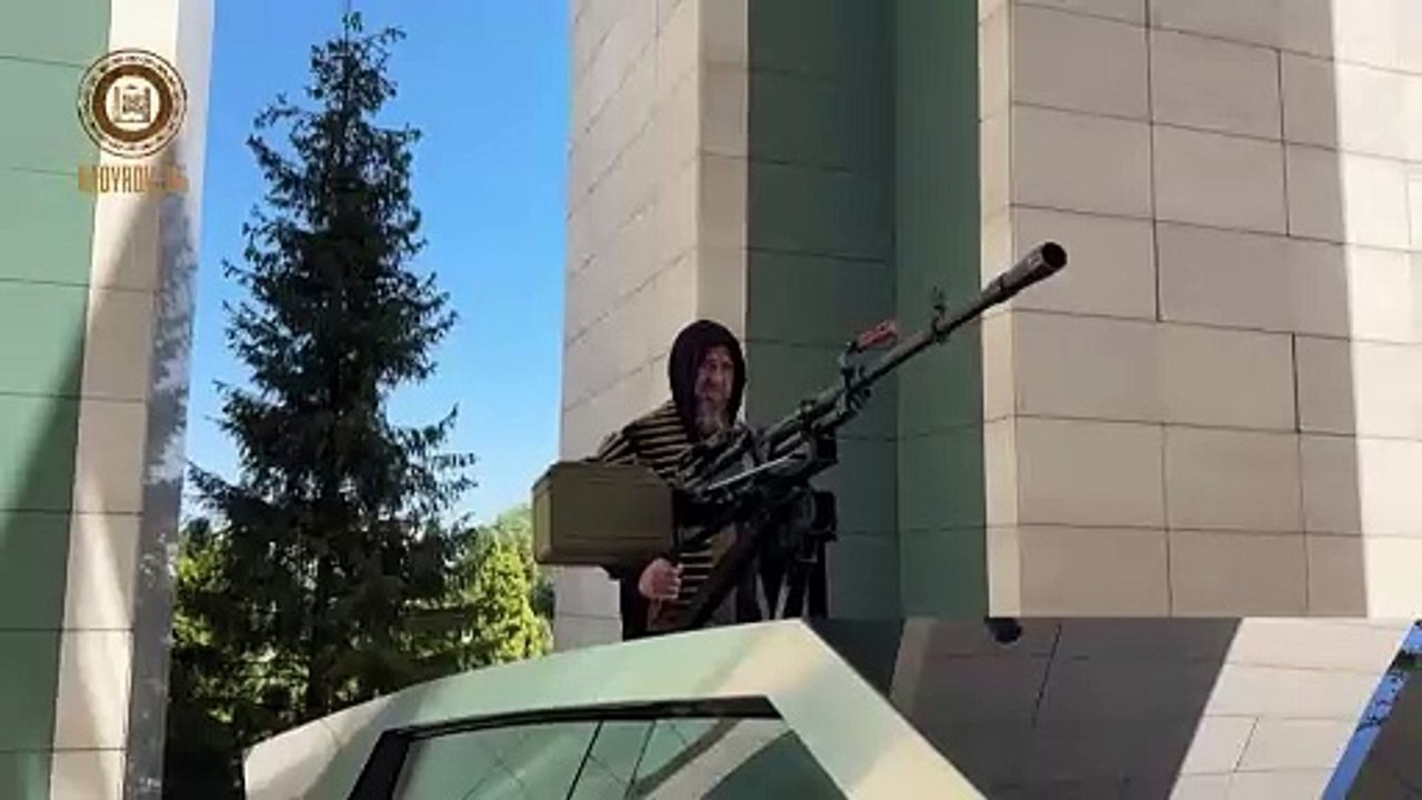 Tschetschenen-Führer Kadyrow fährt bewaffneten Tesla-Truck